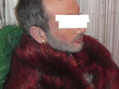 O κληρικός που πόζαρε με γούνες και σκου...