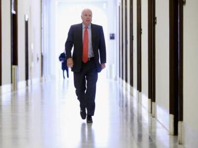 ΜακΚέιν: Να διακοπεί η βοήθεια προς τον ...