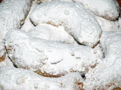 Από πού βγήκε η λέξη κουραμπιές και μελομακάρονο;