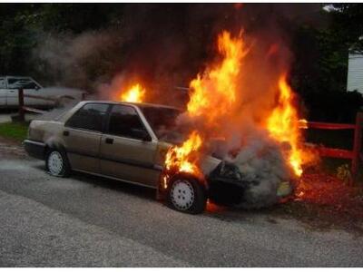 Αυτοκίνητο τυλίχθηκε στις φλόγες στο Ηράκλειο 
