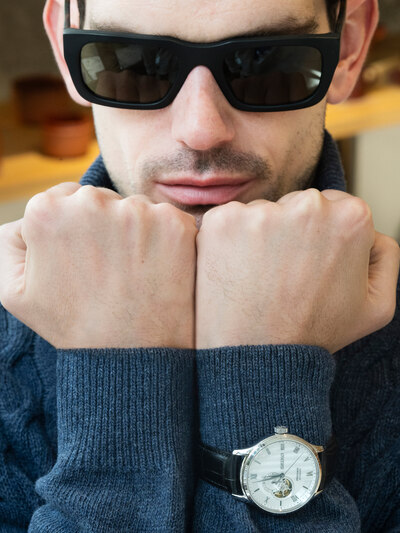 Μπλε πλεκτό πουλόβερ ζιβάγκο DUR, γυαλιά...