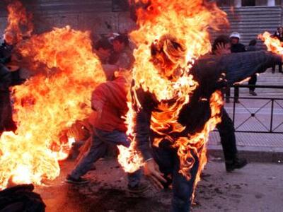 Άνεργος αυτοπυρπολήθηκε μπροστά από την ...