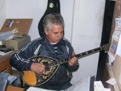 Το πρωί κρατά το κατσαβίδι και το βράδυ ...