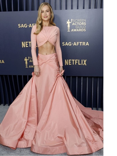 Mπρι Λάρσον με Versace