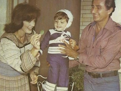 Με την Καίτη Παπανίκα και το γιο τους, τ...