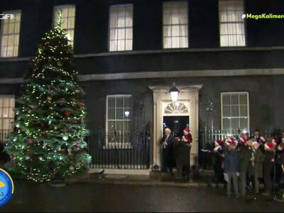 Φωταγωγήθηκε το δέντρο έξω από την πρωθυ...