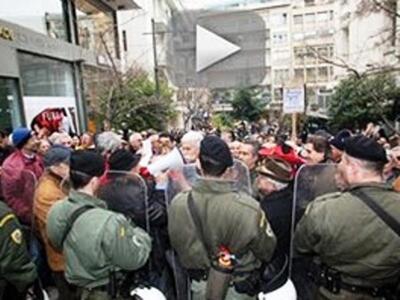 Διαδήλωση  έξω απο τα σπίτια του Κώστα Σ...