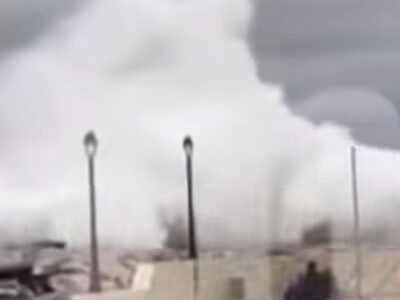 Παράλιο Άστρος: Η στιγμή που τα κύματα π...