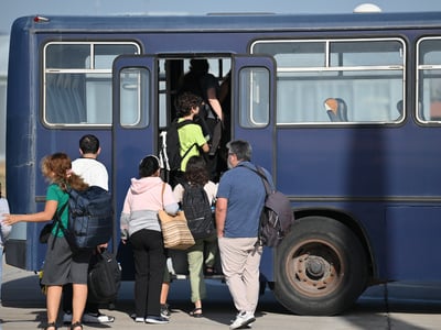 Έφτασε στην Ελευσίνα το C-130 με τους 22 Έλληνες που έφυγαν από το Λίβανο