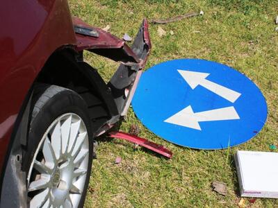 Πάτρα: ΙΧ «καρφώθηκε» σε βιτρίνα κρεοπωλείου