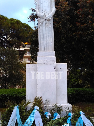 Στις 24 Μαρτίου 2016, το πρωί, έλαμπε για την κατάθεση στεφάνων από τα Σχολεία