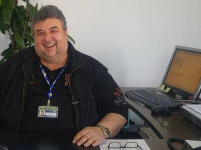 Στη φωτ. ο Αερολιμενάρχης του Αράξου από...