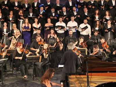 Kαταχειροκροτήθηκε η ορχήστρα Academica ...