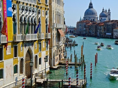 Βενετία: Έκαναν μπάνιο σε κανάλι και εκδ...