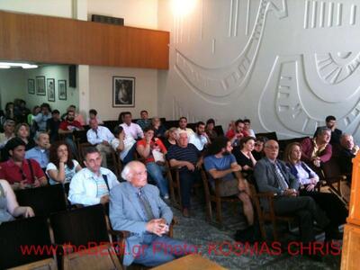 Πάτρα: Συγκεντρωμένοι στα γραφεία του Συ...