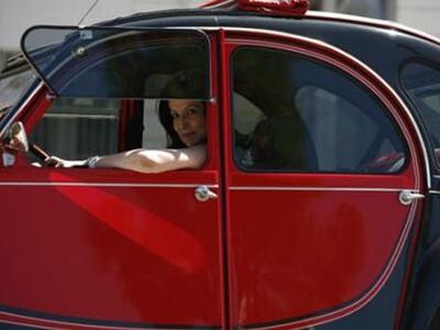 Μια ...άνεργη πολιτικός, κάνει βόλτες με...