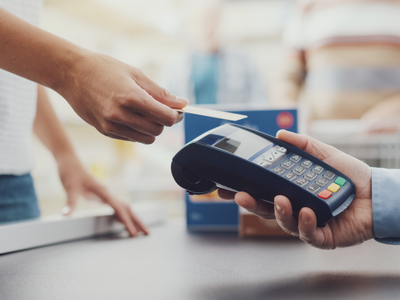 Νέος νόμος Θεοδωρικάκου: Πλαφόν στις χρε...