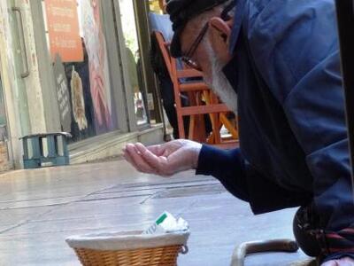 Ο ακροδεξιός δήμαρχος της Βερόνα απειλεί...