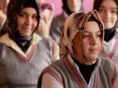 Ο Ερντογάν φοράει μαντήλα και στις μαθήτριες