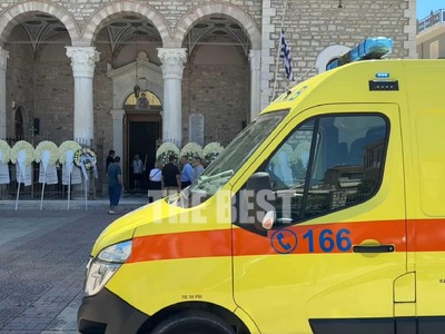 Συγκίνηση στο τελευταίο αντίο για την Αθ...