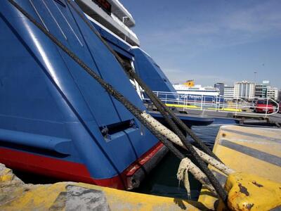 Σύγκρουση επιβατηγών πλοίων στην Αίγινα-...