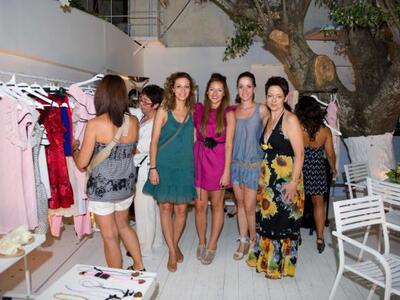 Η σχεδιάστρια με φίλες της