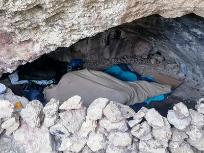 Ελλάδα 2023- Άνθρωπος κοιμάται μέσα σε σπηλιά!