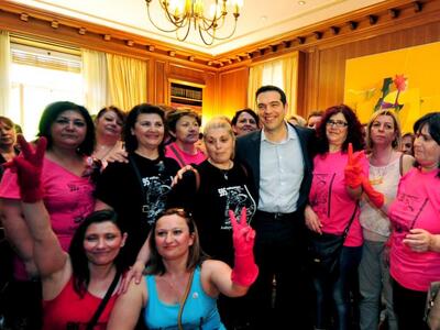 H αγκαλιά Τσίπρα με καθαρίστριες: Μέχρι ...