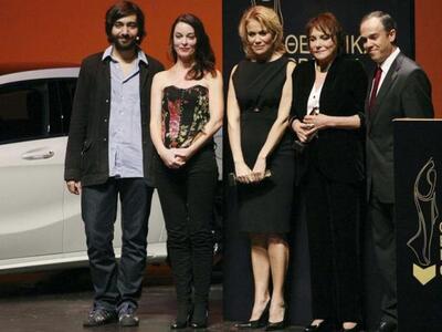 Στο κέντρο οι βραβευθείσες Μαρία Πρωτόπα...