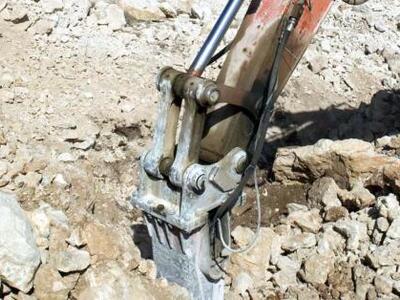 Πάτρα: Aνατροπή σκαπτικού μηχανήματος στο Σαραβάλι