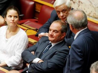 Γιατί ξεπουλάει ο Καραμανλής;