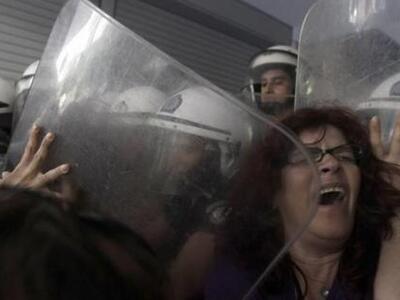 Επέμβαση των ΜΑΤ στο ΥΠΟΙΚ στη συγκέντρω...