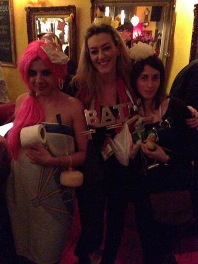 ΦΩΤΟ ΑΠΟ ΤΟ ΦΕΤΙΝΟ BATHROOM PARTY ΣΤΟ PLAY HOUSE