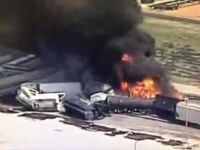 Τρένο εκτροχιάστηκε και τυλίχθηκε στις φ...