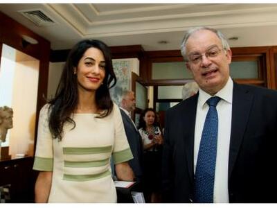 Η ...Γοργόνα Αμάλ και οι ...νησιώτες Σαμ...