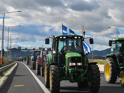 Αγρότες: Ξανακλείνουν τους δρόμους την ώ...