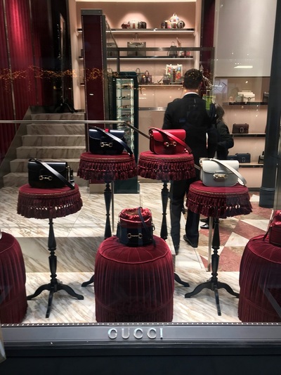 Oι τσάντες Gucci σε βελούδινα τραπεζάκια