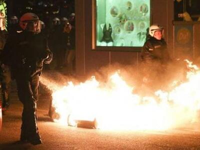 Σφοδρές συγκρούσεις διαδηλωτών με αστυνο...