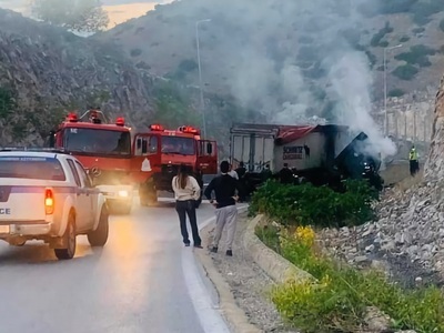 Λάρισα: Νταλίκα εξετράπη κι έπεσε σε βρά...