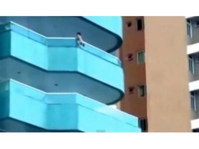 Τρίχρονο αγοράκι κρέμεται από το μπαλκόνι