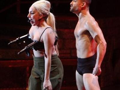Η Lady Gaga κατηγορεί τα …. για τα 11 κι...