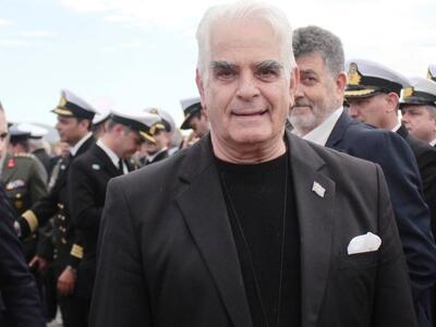 Ο 75χρονος Κώστας Πρέκας ντύνεται για πρ...