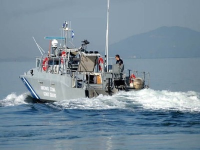 Ιστιοφόρο σκάφος με μετανάστες προσάραξε...