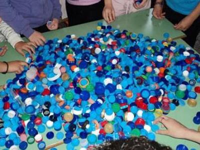 Μαζεύουνε Καπάκια Για Την Μικρη Ελενη κα...