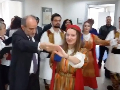 Ο Κατσιφάρας χόρεψε τη Ρούσα παπαδιά, αλ...