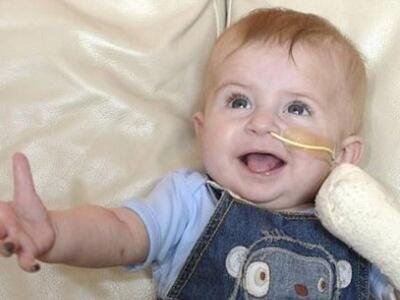 Συγκλονιστικό: Βρέφος αντιμετωπίζει τη μ...