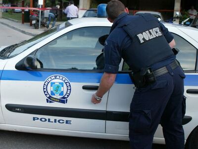 Ελευσίνα: Παραδόθηκε ο αστυνομικός που τ...