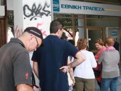 Πάτρα: Ουρές στα ATM με την διακριτική π...