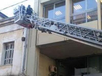 Πάτρα: Η Πυροσβεστική κατέβασε το λούκι ...