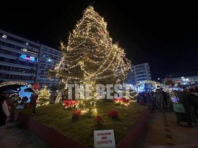 Πάτρα: Φωτίστηκε το Χριστουγεννιάτικο δέ...